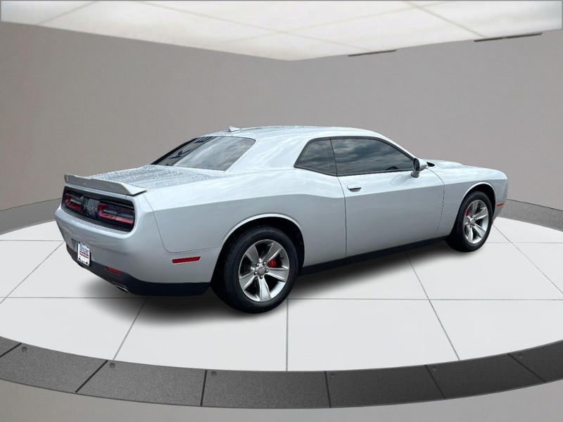 Dodge Challenger Vehicle Full-screen Gallery Image 03