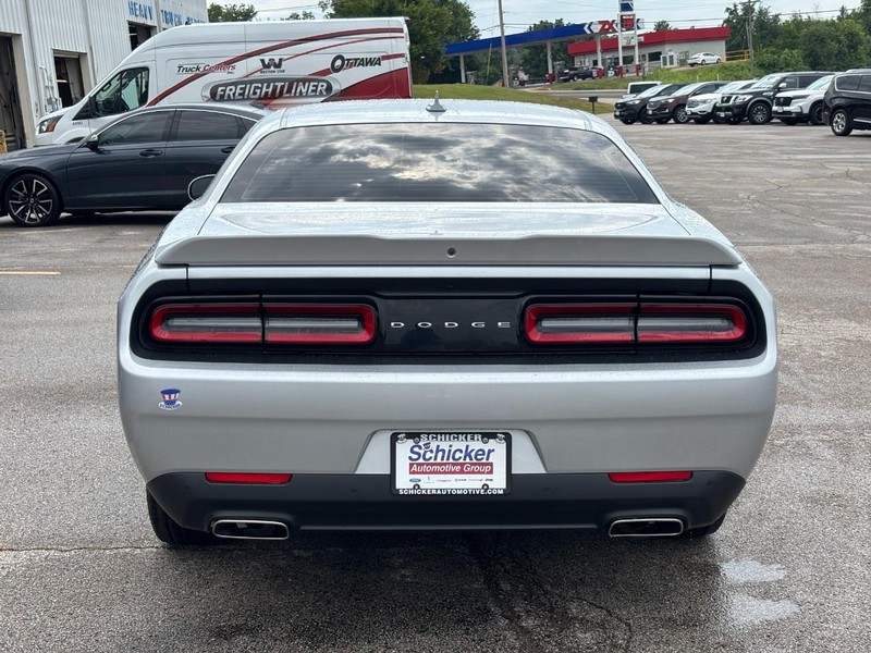 Dodge Challenger Vehicle Full-screen Gallery Image 05
