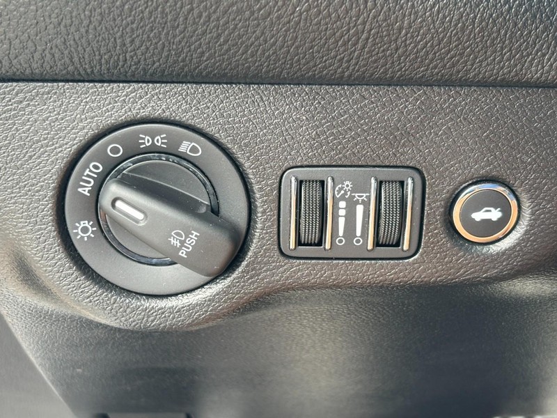 Dodge Challenger Vehicle Full-screen Gallery Image 12