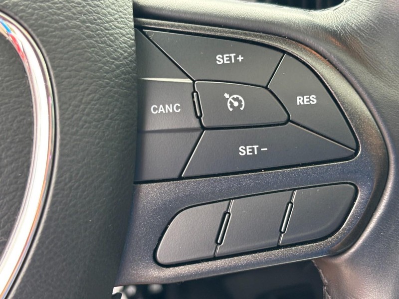 Dodge Challenger Vehicle Full-screen Gallery Image 14