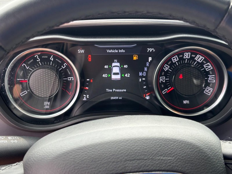 Dodge Challenger Vehicle Full-screen Gallery Image 15