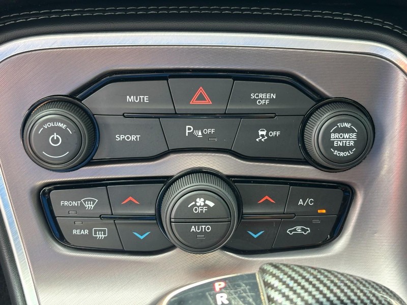 Dodge Challenger Vehicle Full-screen Gallery Image 19