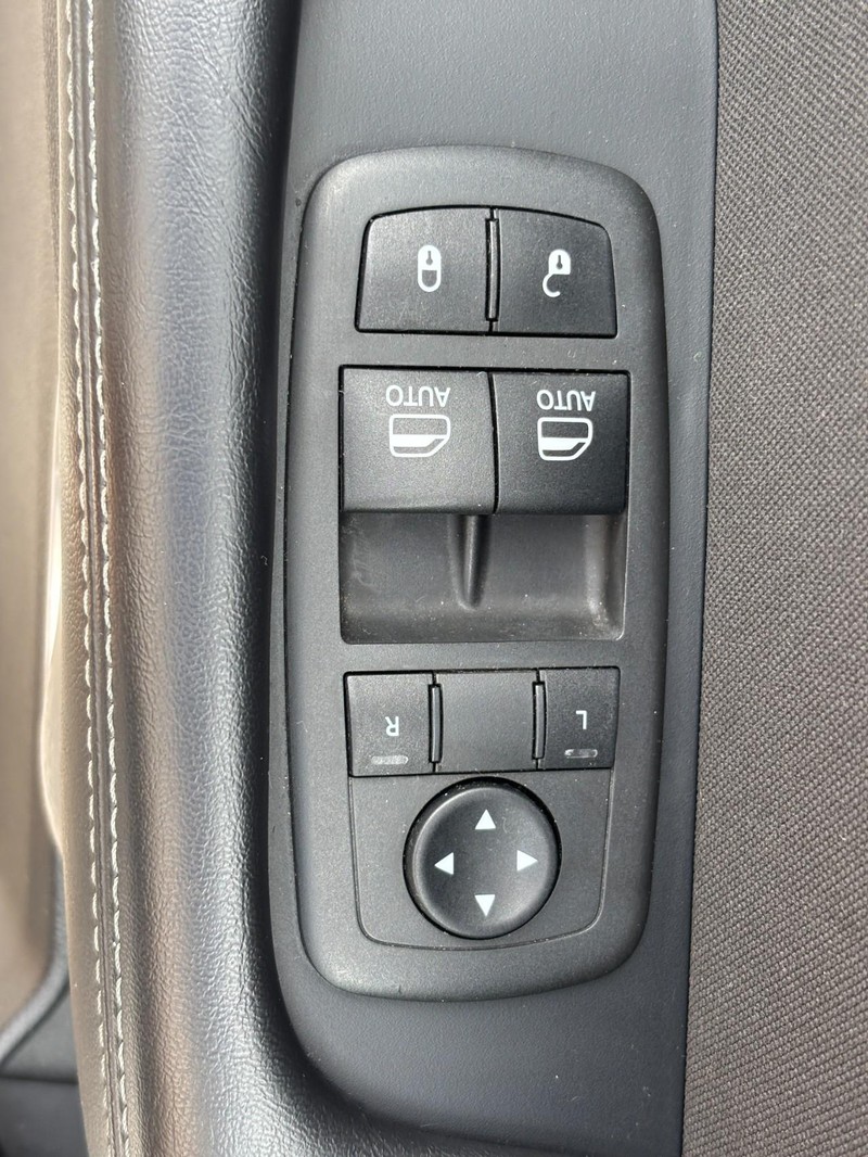 Dodge Challenger Vehicle Full-screen Gallery Image 20