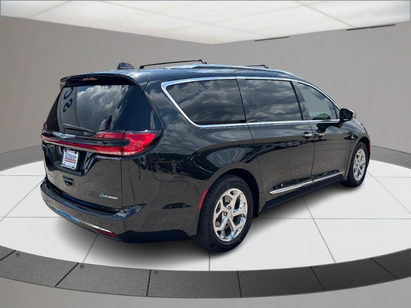 Chrysler Pacifica Vehicle Full-screen Gallery Image 03