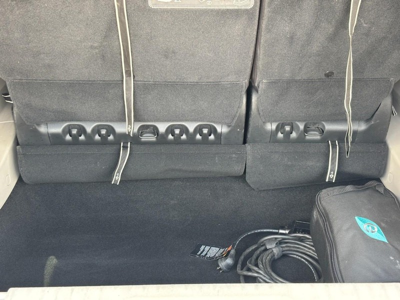 Chrysler Pacifica Vehicle Full-screen Gallery Image 04