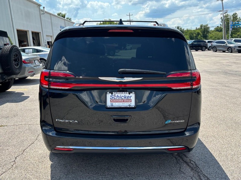 Chrysler Pacifica Vehicle Full-screen Gallery Image 05