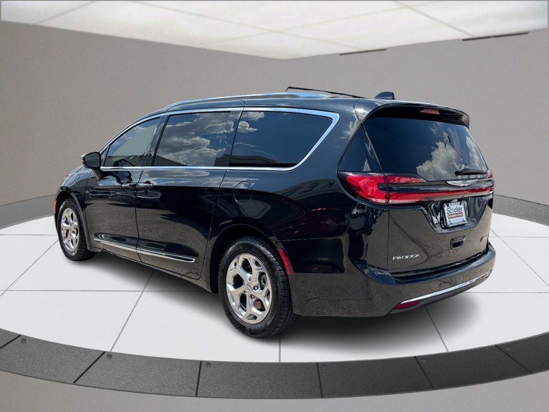 Chrysler Pacifica Vehicle Full-screen Gallery Image 06