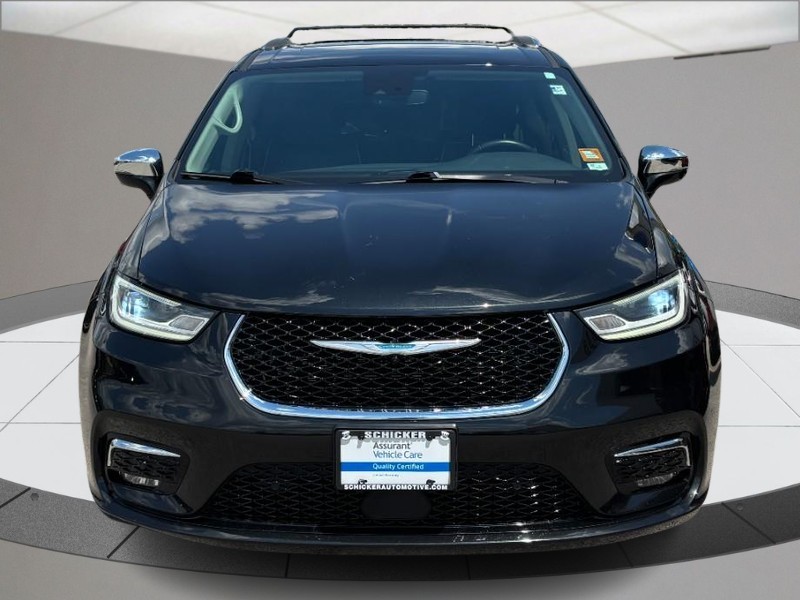 Chrysler Pacifica Vehicle Full-screen Gallery Image 09