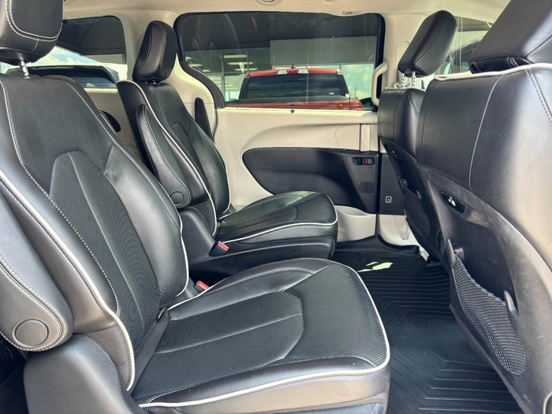 Chrysler Pacifica Vehicle Full-screen Gallery Image 10