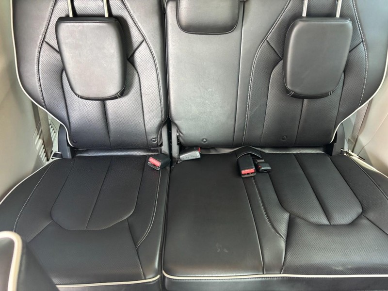 Chrysler Pacifica Vehicle Full-screen Gallery Image 11