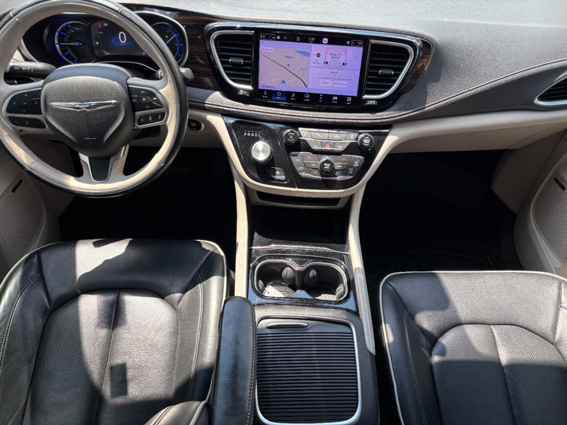 Chrysler Pacifica Vehicle Full-screen Gallery Image 12