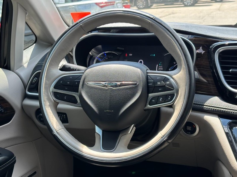 Chrysler Pacifica Vehicle Full-screen Gallery Image 13