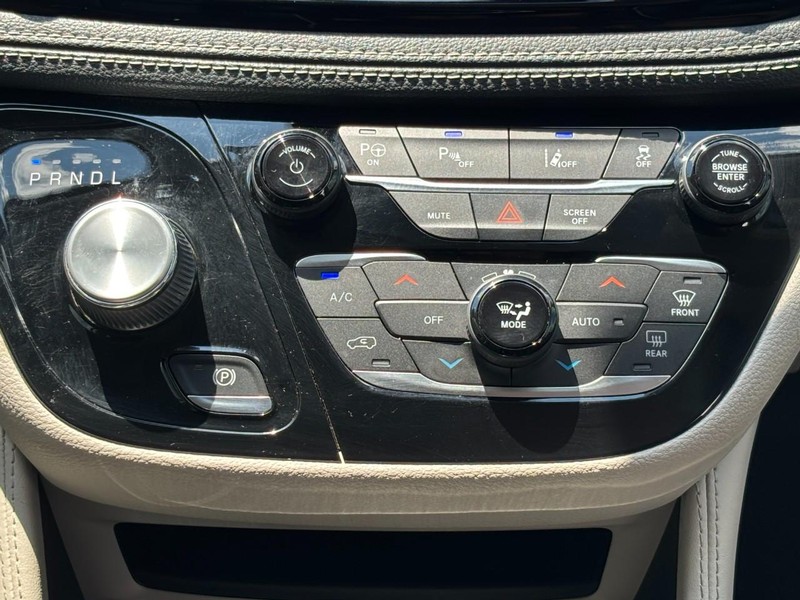 Chrysler Pacifica Vehicle Full-screen Gallery Image 15