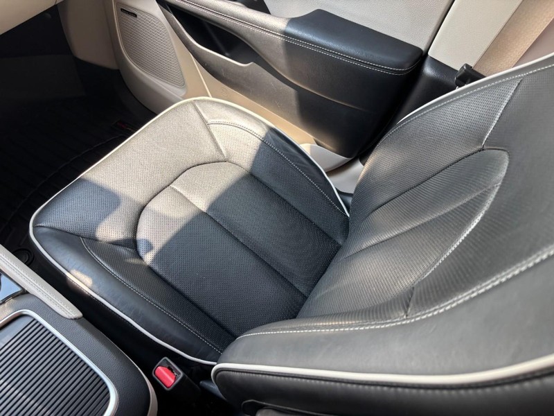 Chrysler Pacifica Vehicle Full-screen Gallery Image 16