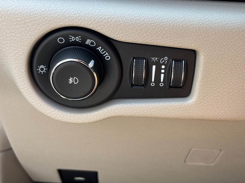 Chrysler Pacifica Vehicle Full-screen Gallery Image 17