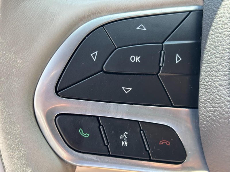 Chrysler Pacifica Vehicle Full-screen Gallery Image 18