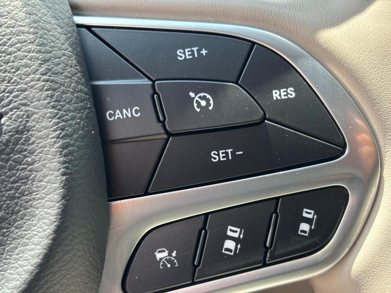 Chrysler Pacifica Vehicle Full-screen Gallery Image 19