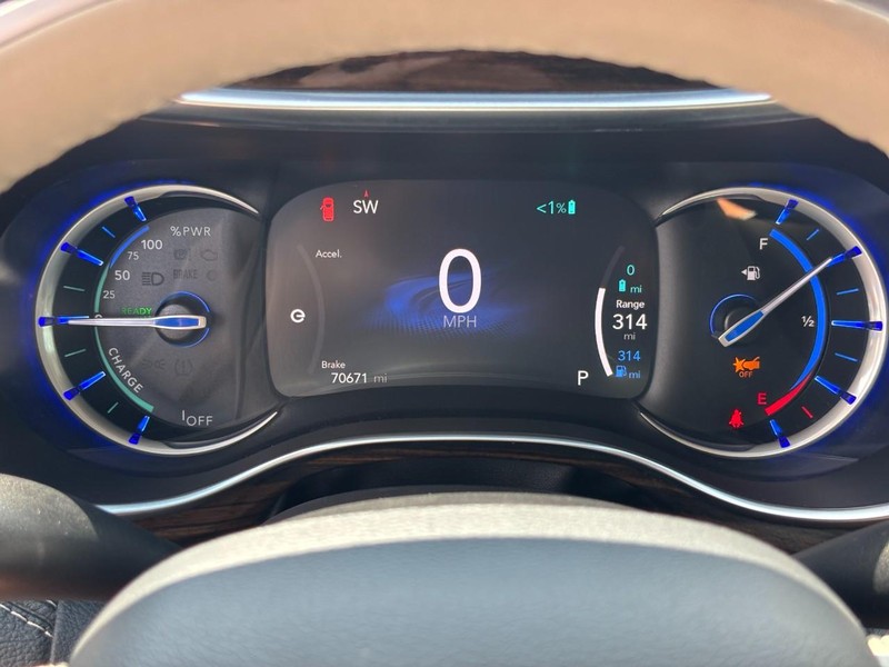 Chrysler Pacifica Vehicle Full-screen Gallery Image 20