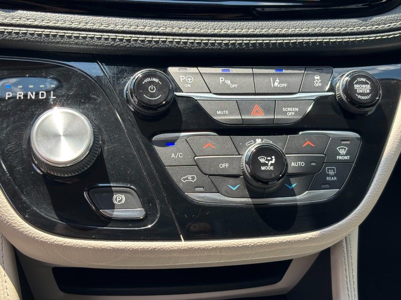 Chrysler Pacifica Vehicle Full-screen Gallery Image 24