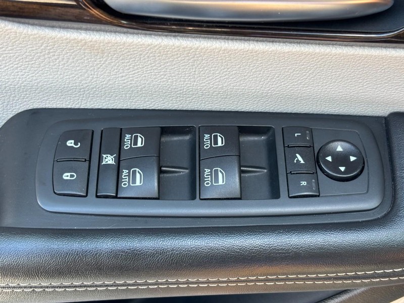 Chrysler Pacifica Vehicle Full-screen Gallery Image 25