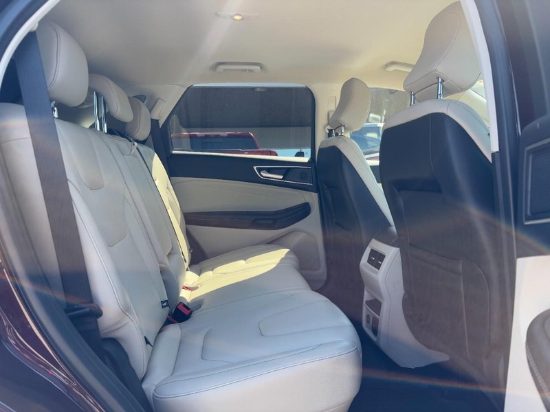Ford Edge Vehicle Full-screen Gallery Image 10