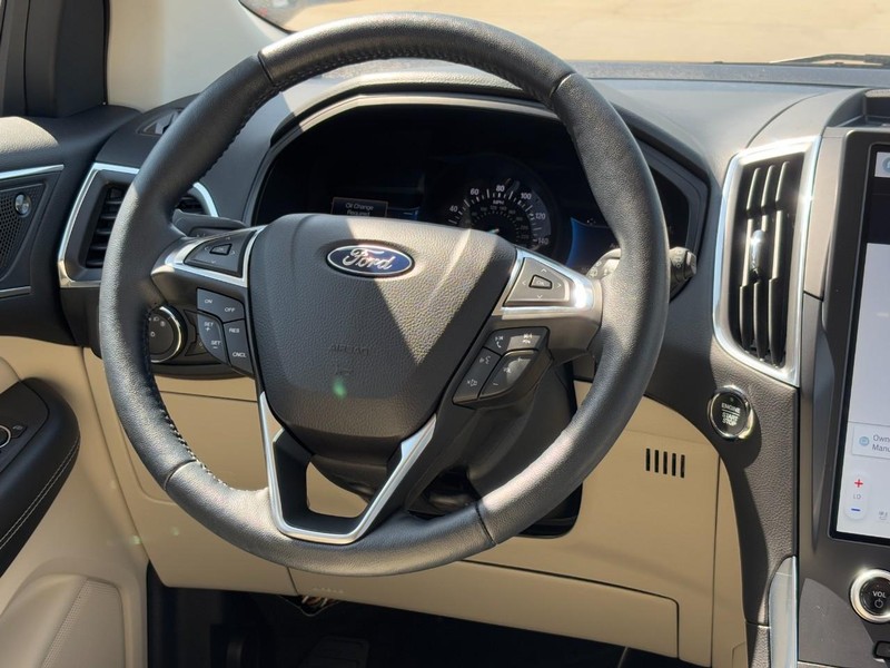 Ford Edge Vehicle Full-screen Gallery Image 12