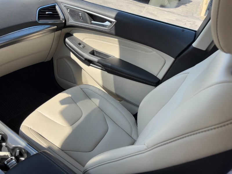 Ford Edge Vehicle Full-screen Gallery Image 15