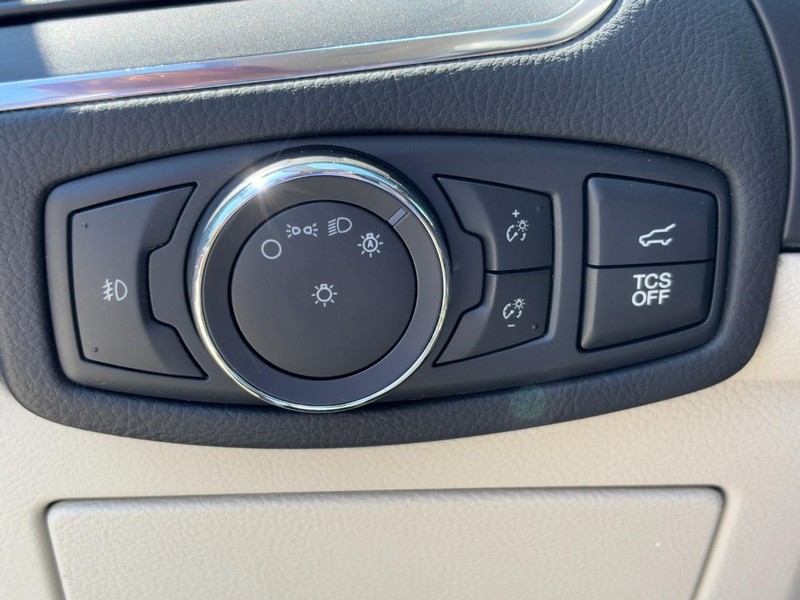 Ford Edge Vehicle Full-screen Gallery Image 16