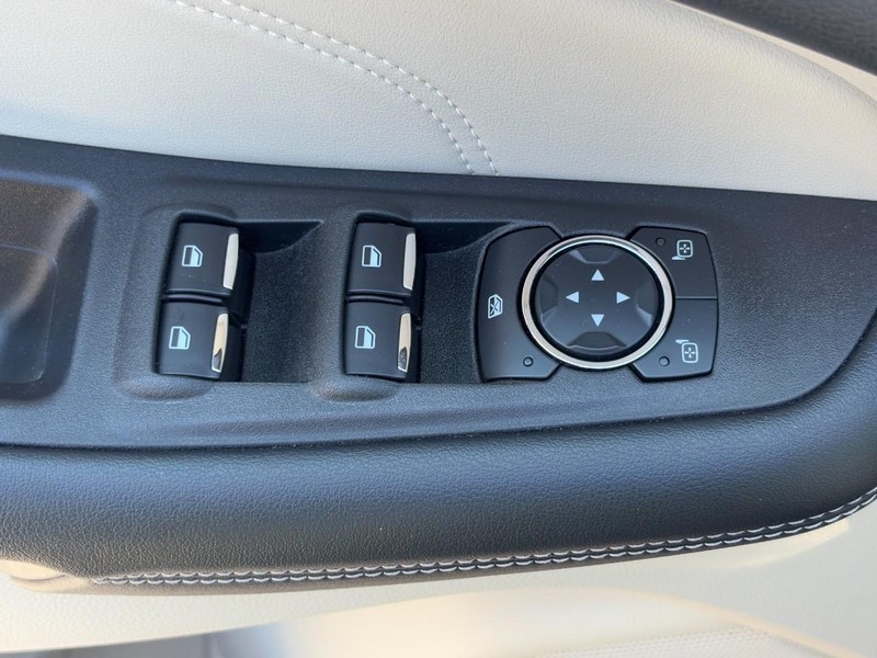 Ford Edge Vehicle Full-screen Gallery Image 25