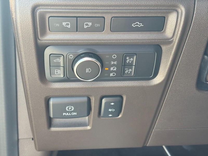 Ford F-150 Vehicle Full-screen Gallery Image 16
