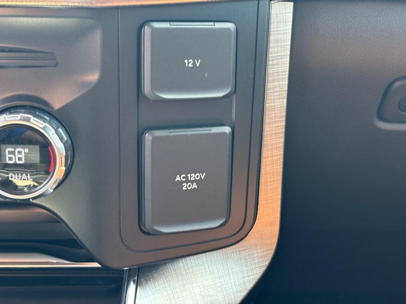 Ford F-150 Vehicle Full-screen Gallery Image 25