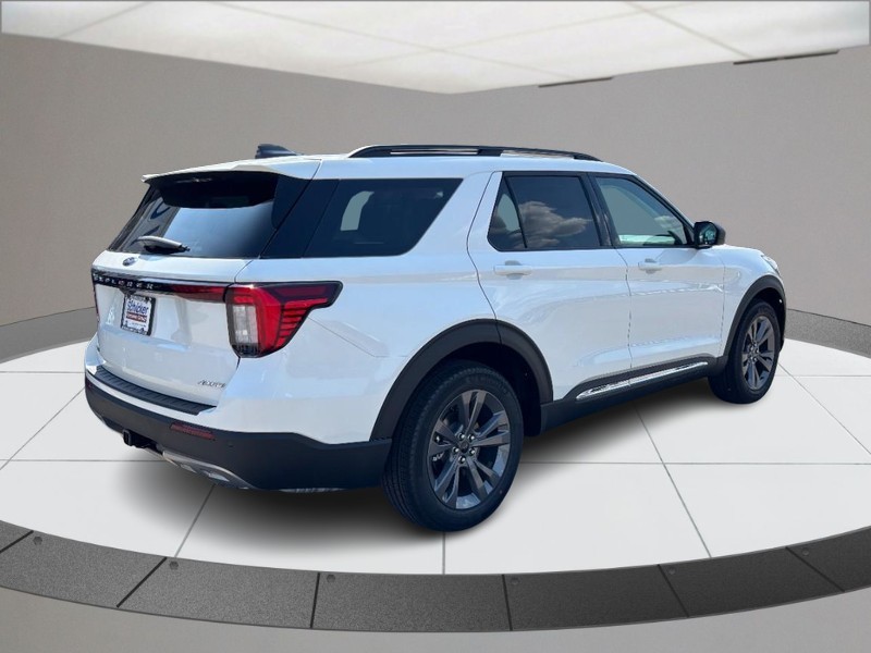 Ford Explorer Vehicle Full-screen Gallery Image 03