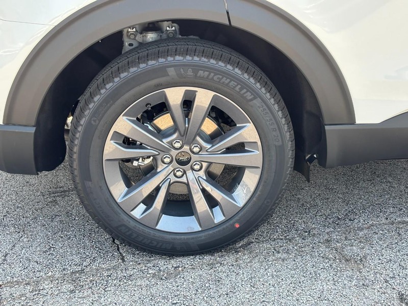 Ford Explorer Vehicle Full-screen Gallery Image 04