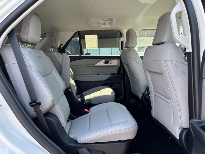 Ford Explorer Vehicle Full-screen Gallery Image 05