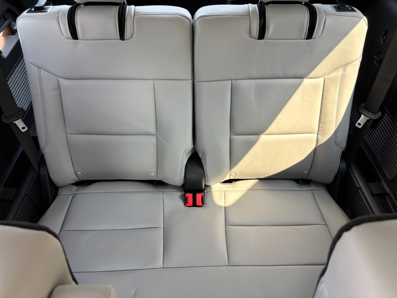 Ford Explorer Vehicle Full-screen Gallery Image 06
