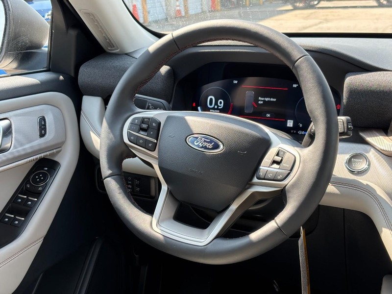 Ford Explorer Vehicle Full-screen Gallery Image 08