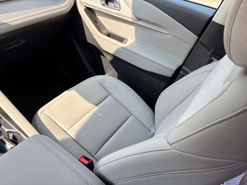 Ford Explorer Vehicle Full-screen Gallery Image 11