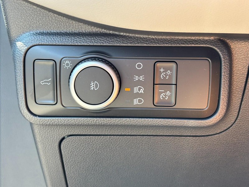 Ford Explorer Vehicle Full-screen Gallery Image 12