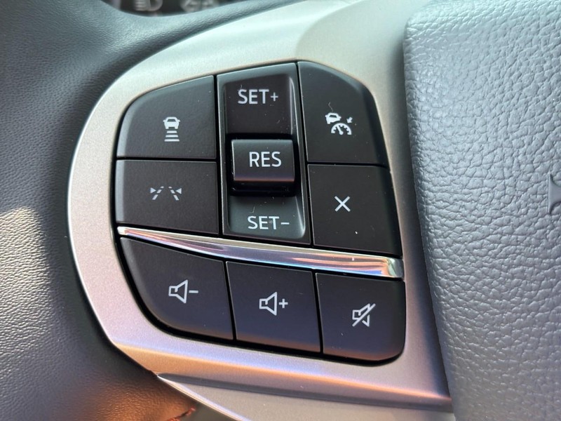 Ford Explorer Vehicle Full-screen Gallery Image 13
