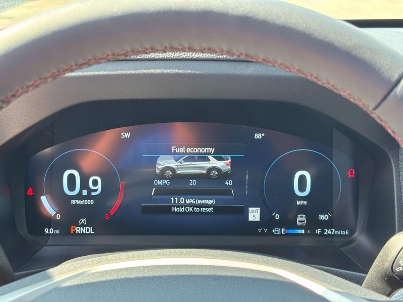 Ford Explorer Vehicle Full-screen Gallery Image 15