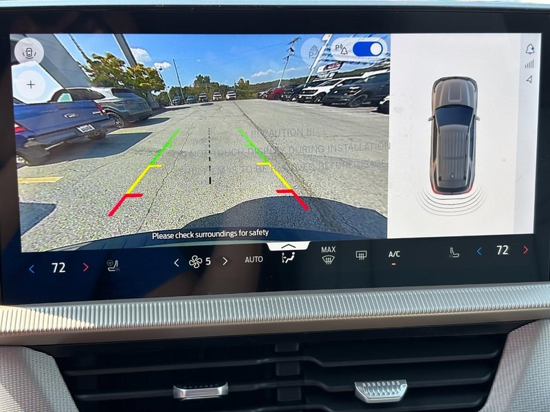 Ford Explorer Vehicle Full-screen Gallery Image 17