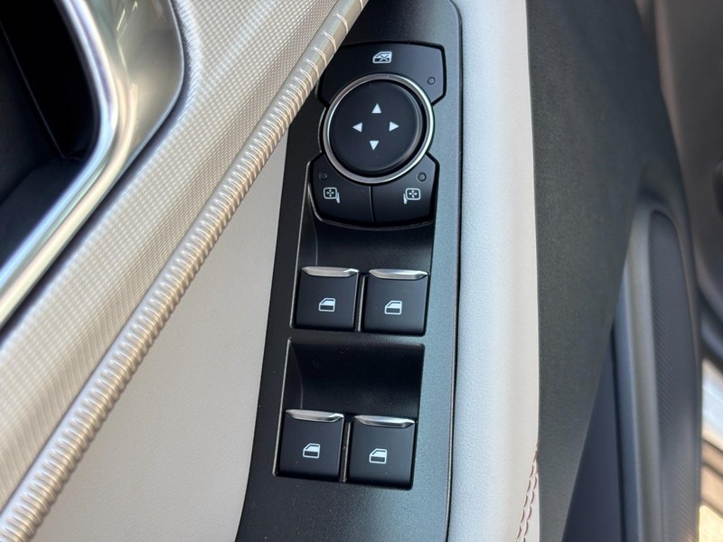Ford Explorer Vehicle Full-screen Gallery Image 20