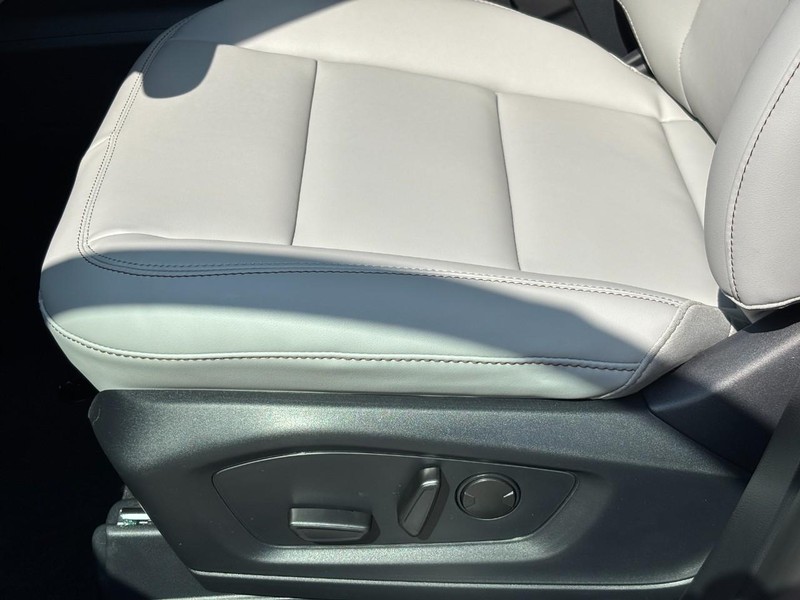Ford Explorer Vehicle Full-screen Gallery Image 22