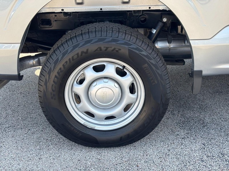 Ford F-150 Vehicle Full-screen Gallery Image 04