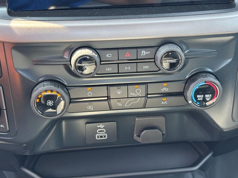 Ford F-150 Vehicle Full-screen Gallery Image 17