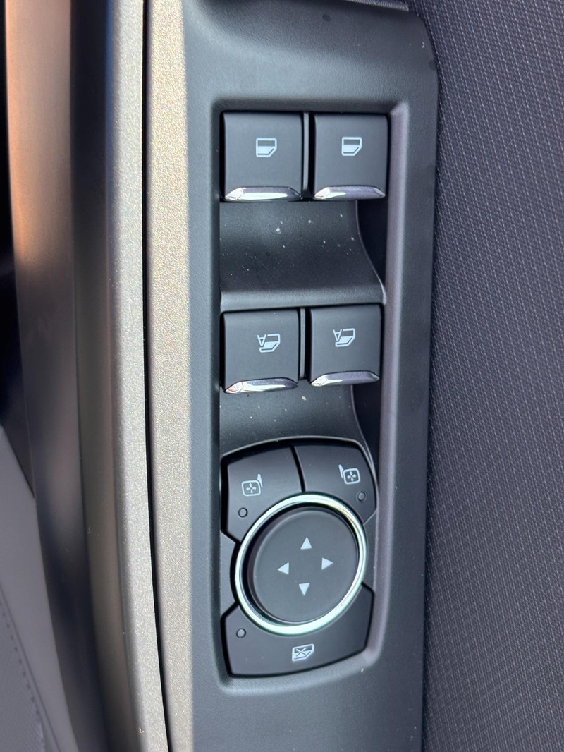 Ford F-150 Vehicle Full-screen Gallery Image 20