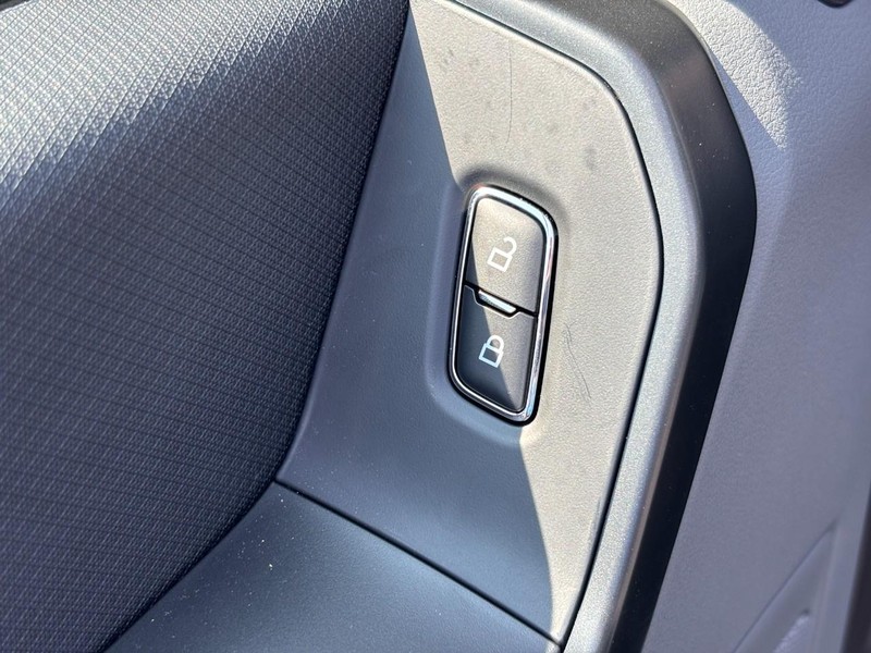 Ford F-150 Vehicle Full-screen Gallery Image 21