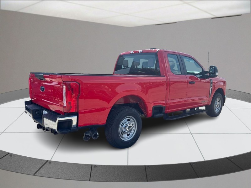 Ford Super Duty F-350 SRW Vehicle Full-screen Gallery Image 03