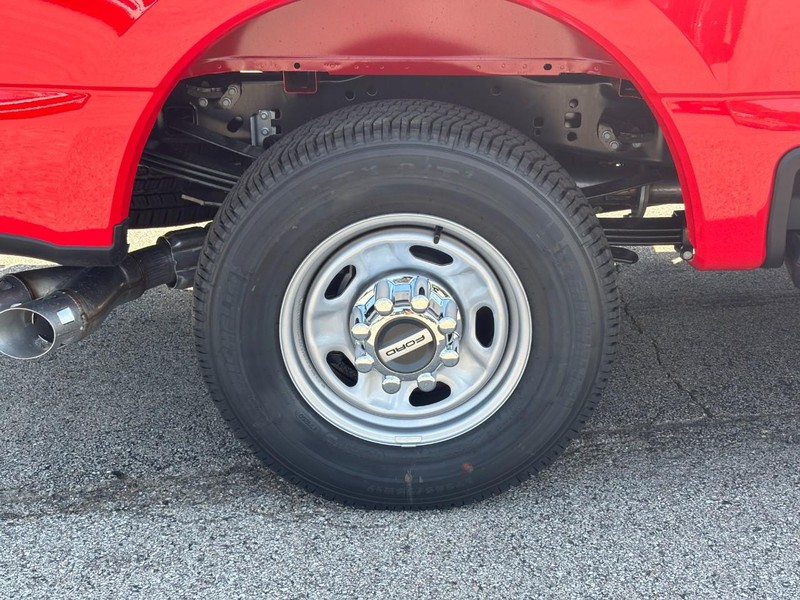 Ford Super Duty F-350 SRW Vehicle Full-screen Gallery Image 04