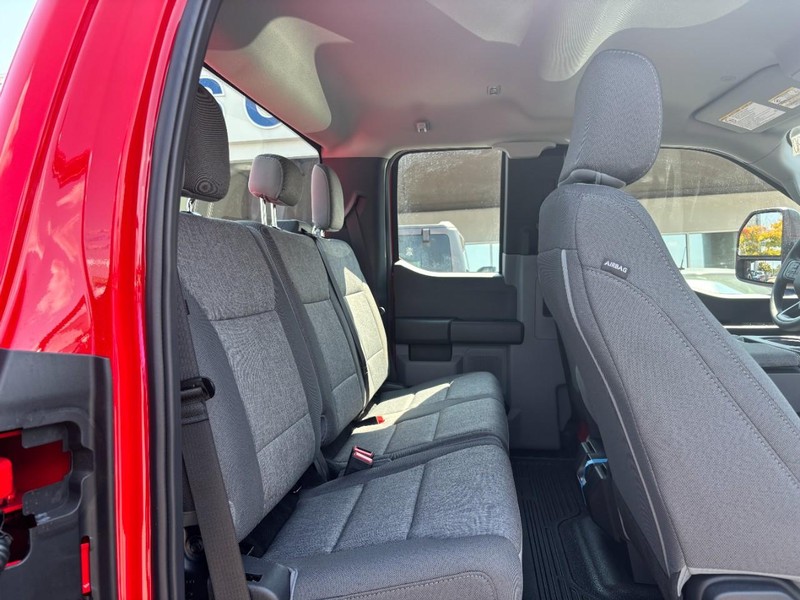 Ford Super Duty F-350 SRW Vehicle Full-screen Gallery Image 05